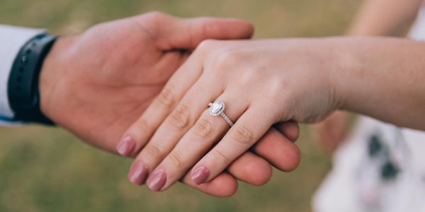 Wybór idealnego pierścionka zaręczynowego